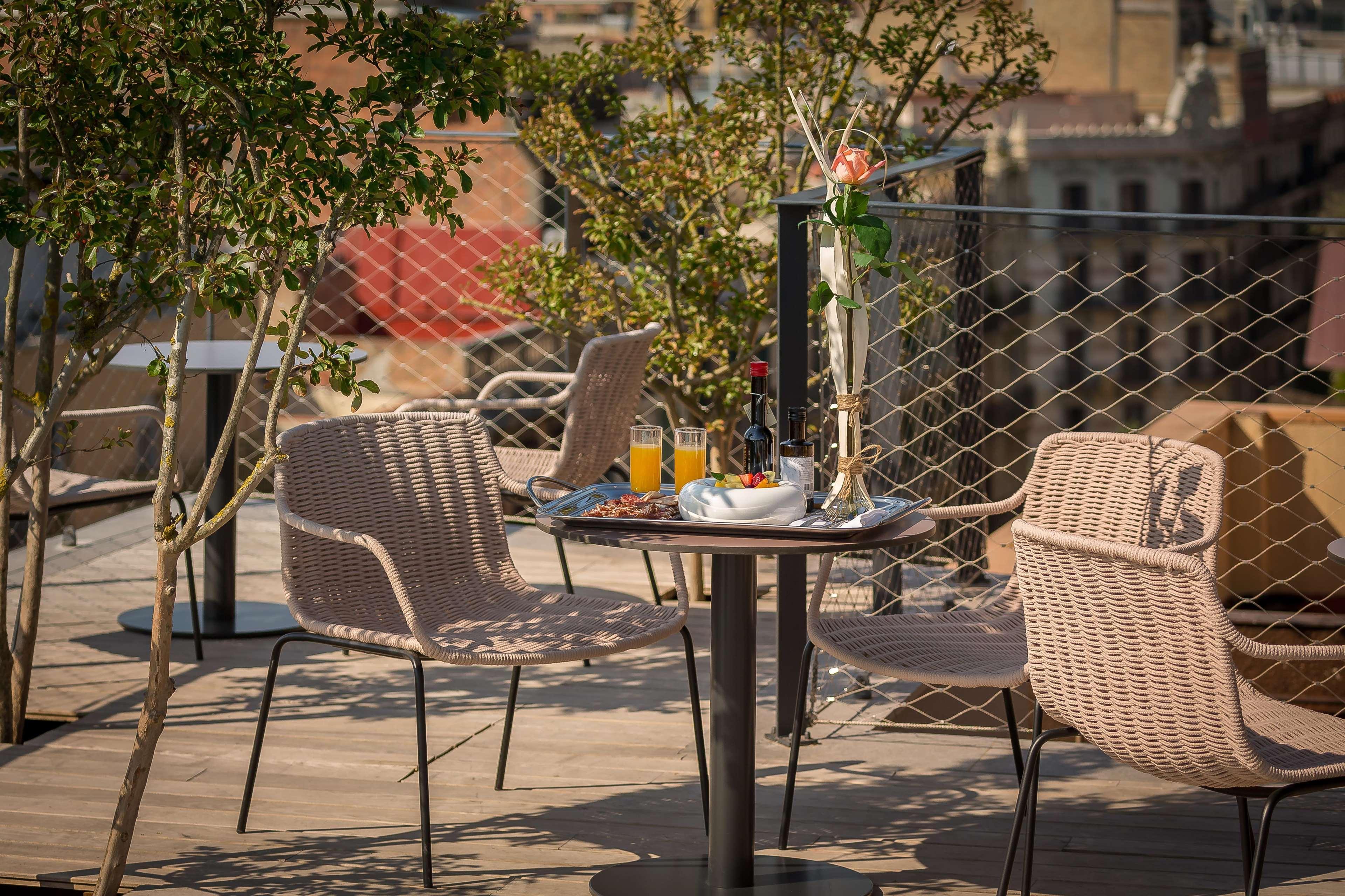 Hotel Ohla Eixample Barcelona Exterior foto The rooftop terrace