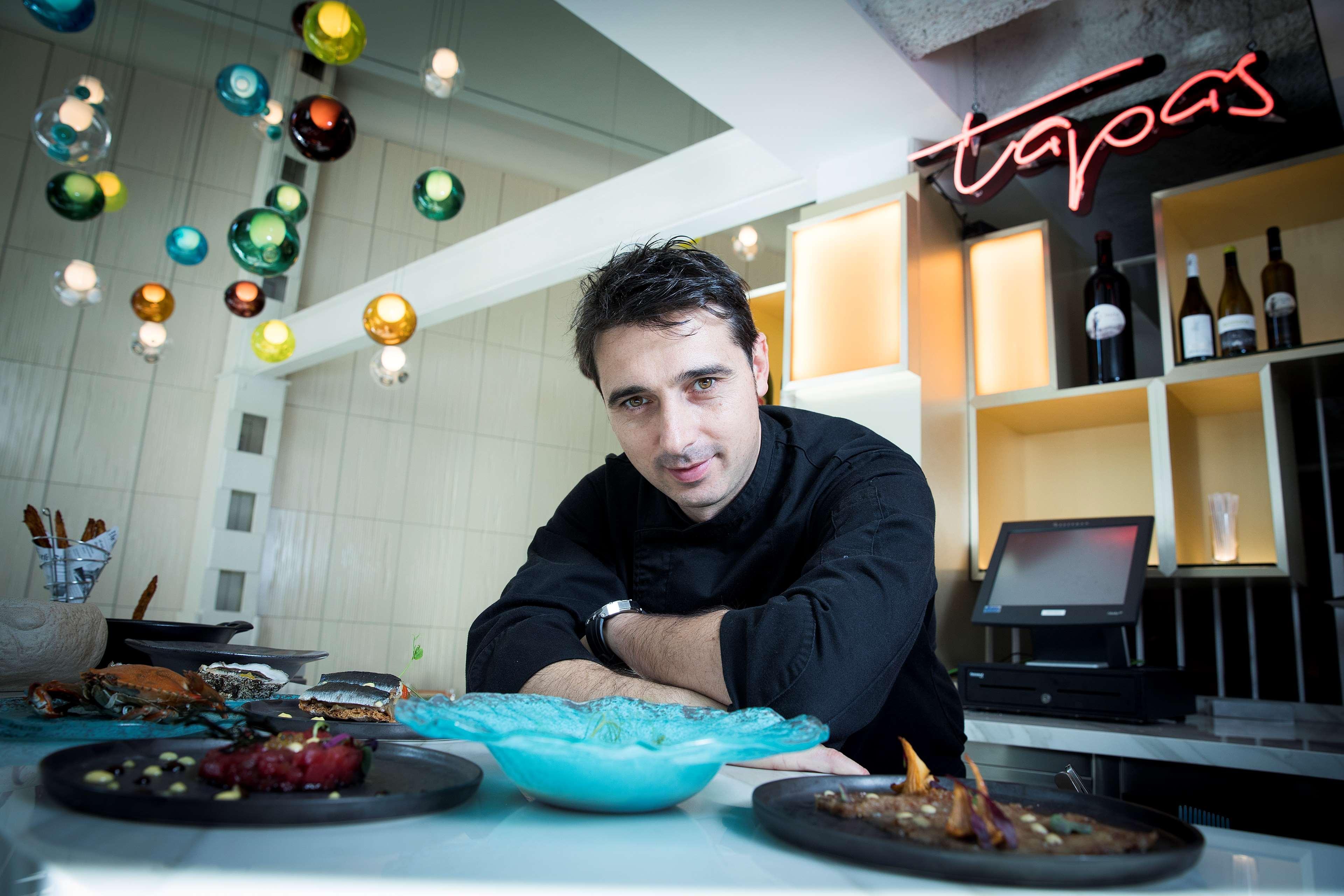 Hotel Ohla Eixample Barcelona Exterior foto Chef and owner of Tapas 24, Juan Carlos Martín