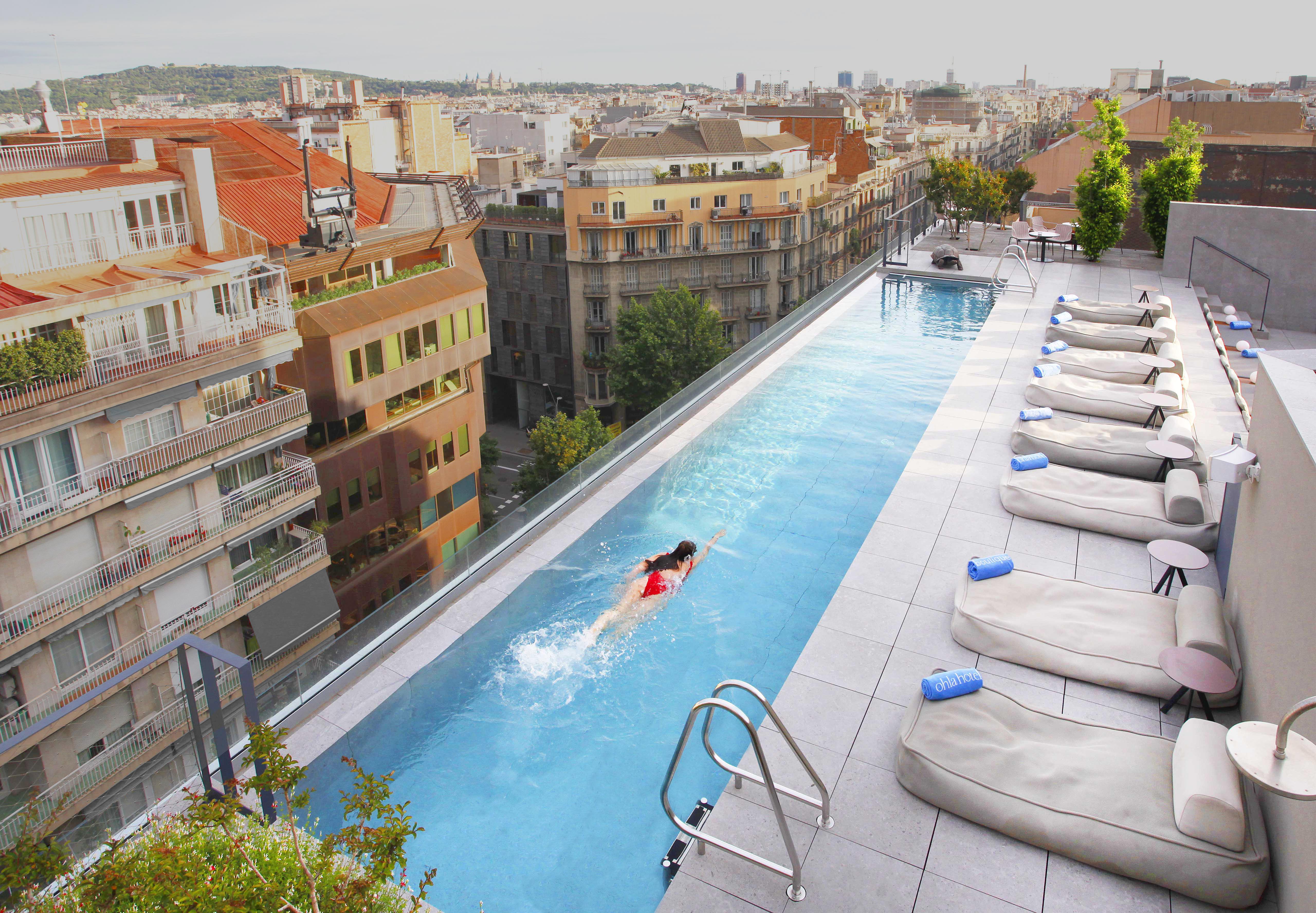 Hotel Ohla Eixample Barcelona Exterior foto The hotel's rooftop pool