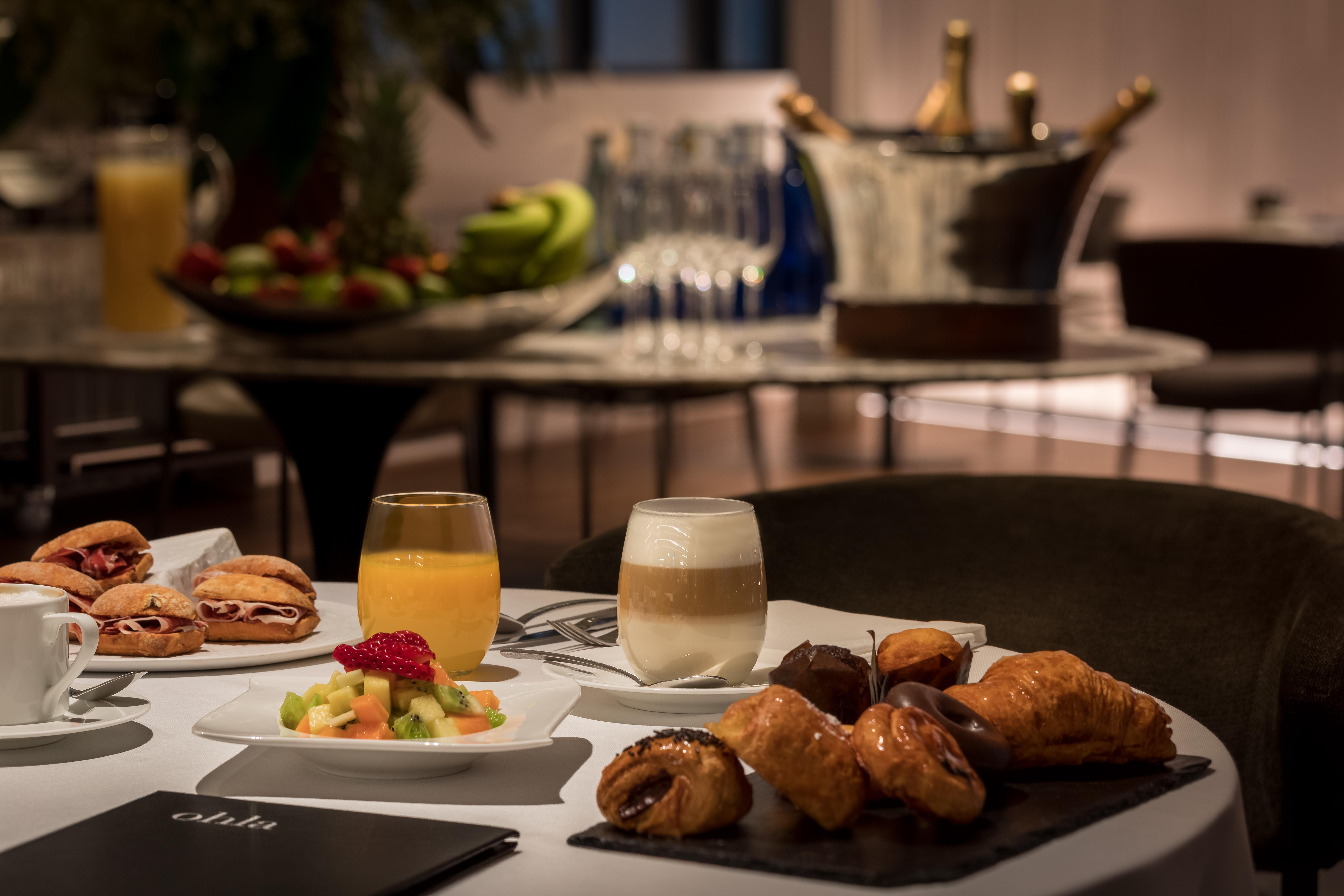 Hotel Ohla Eixample Barcelona Exterior foto A typical breakfast at the airport