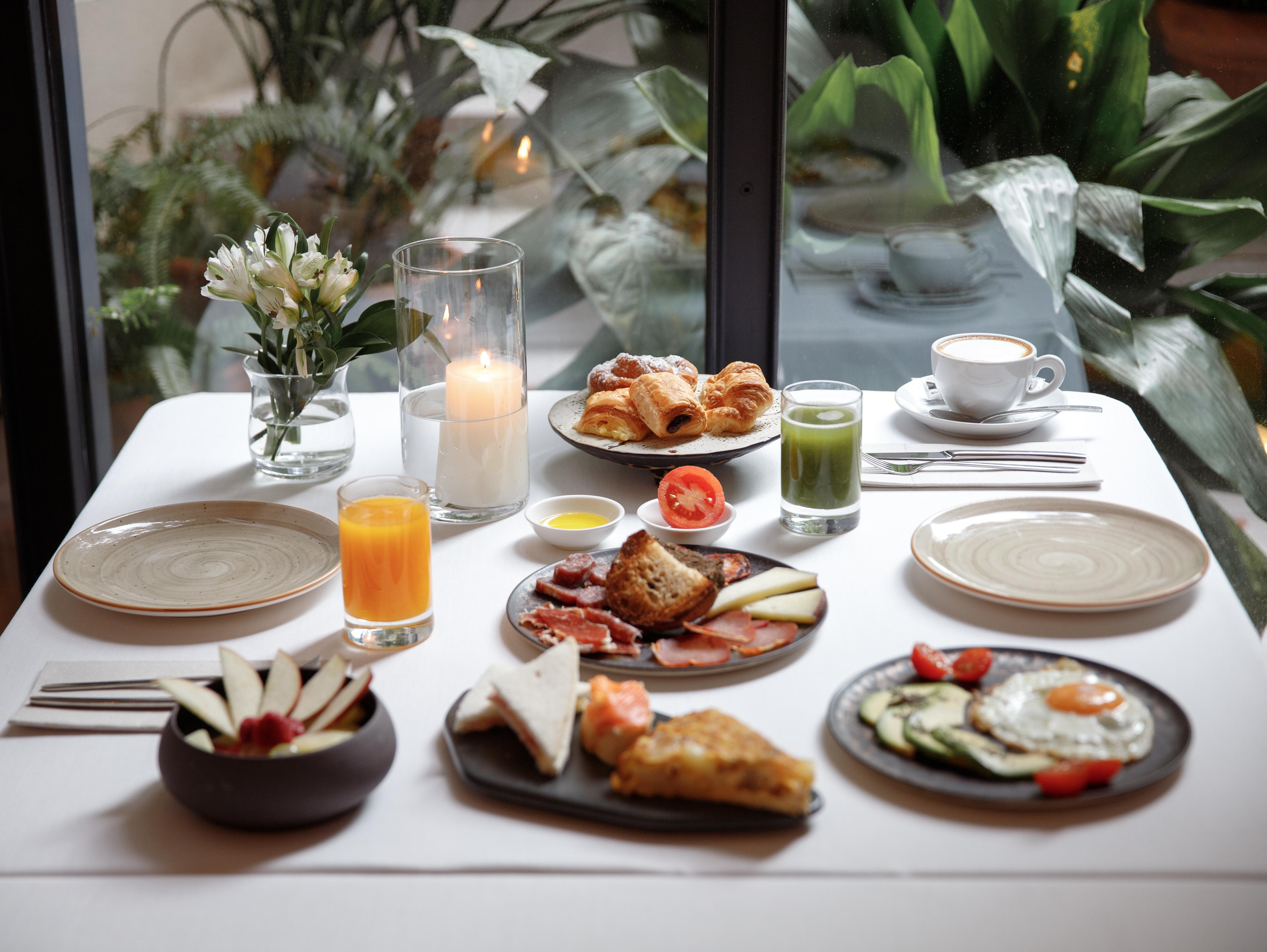 Hotel Ohla Eixample Barcelona Exterior foto A typical breakfast in Spain