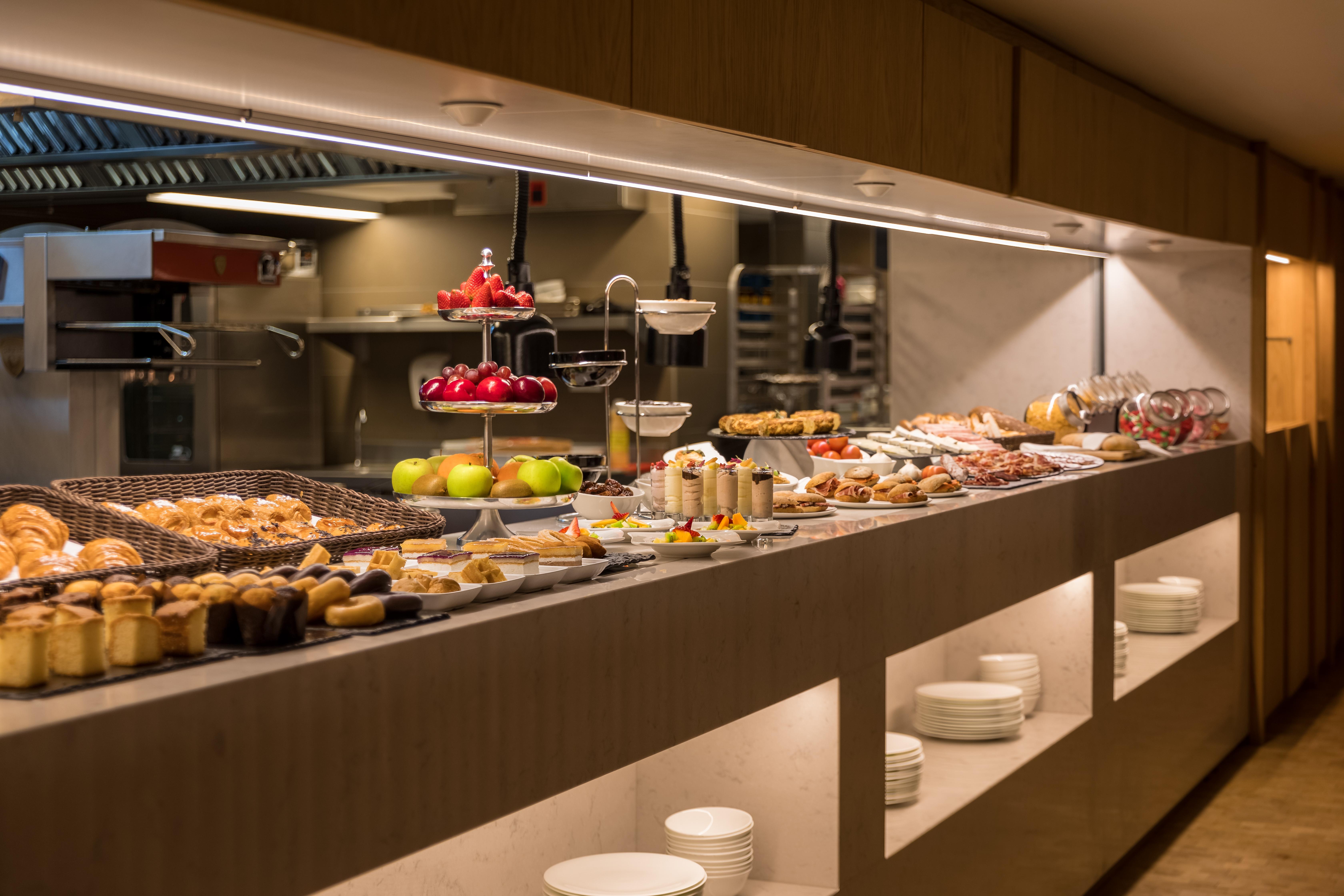 Hotel Ohla Eixample Barcelona Exterior foto A buffet at a hotel
